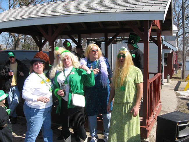 /pictures/ST Pats Float 2009 - No snow our guys keep draging/IMG_1427.jpg